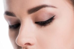 Leia mais sobre o artigo Top 5 Benefícios de Fazer um Transplante de Sobrancelha