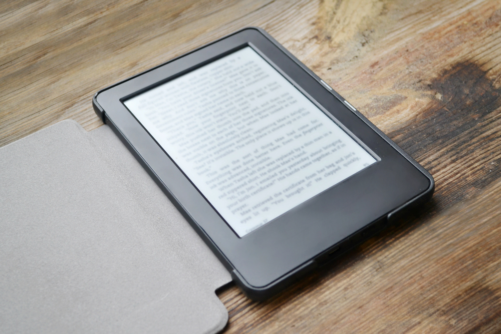 Quais são os benefícios de usar Kindle? 2 kindle mesa